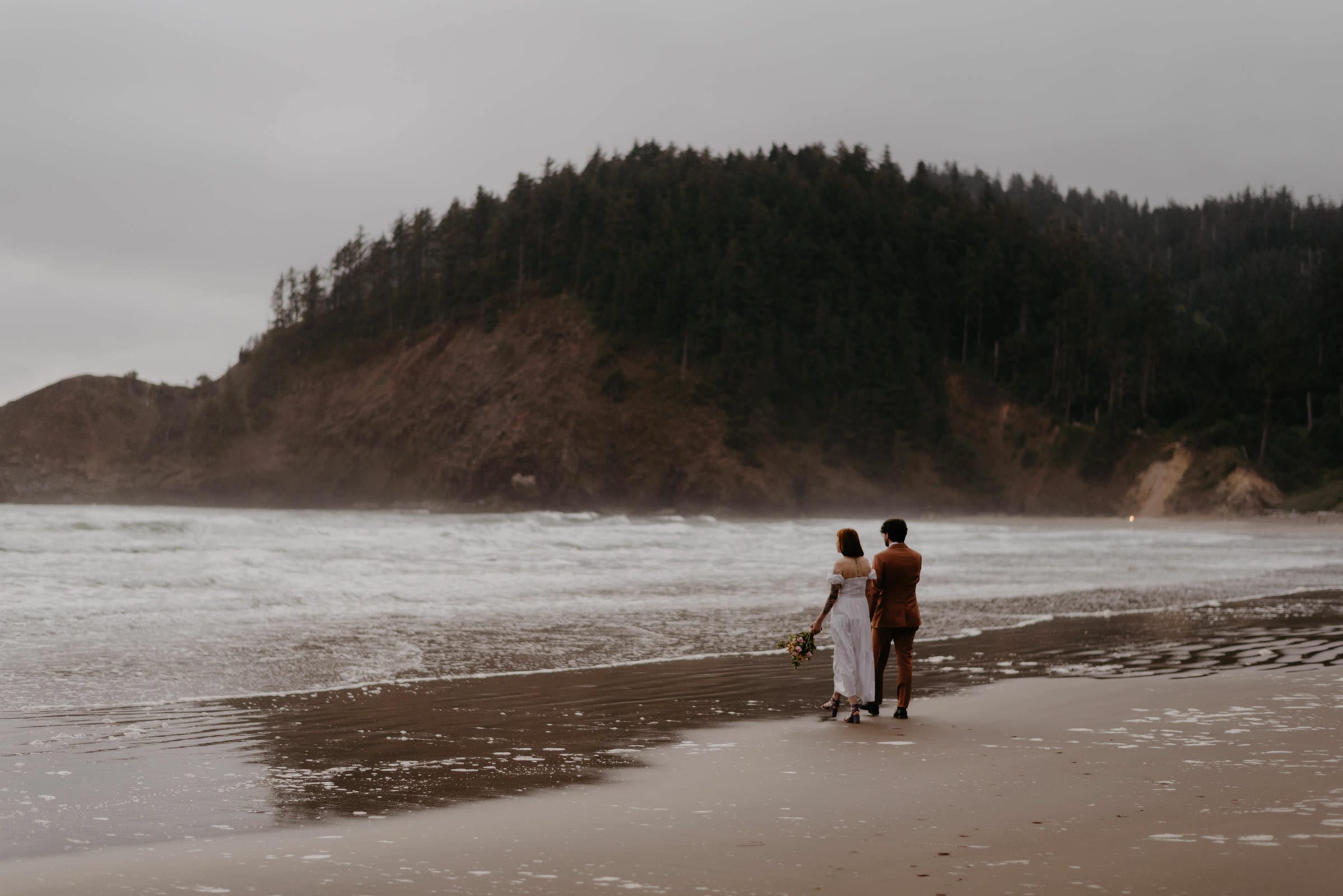 secret elopement on the oregon coast - twin flames - pnw wedding photographer - elopement photography - elopement photographer